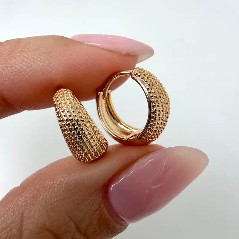 Aretes tipo argolla dorada con cristales