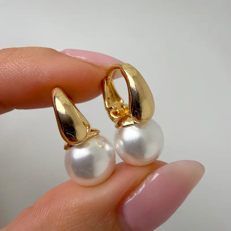 Aretes dorados con perla colgante