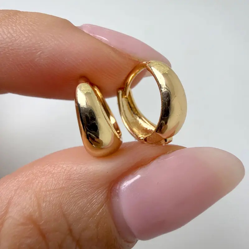 Aretes tipo argolla dorados pequeños