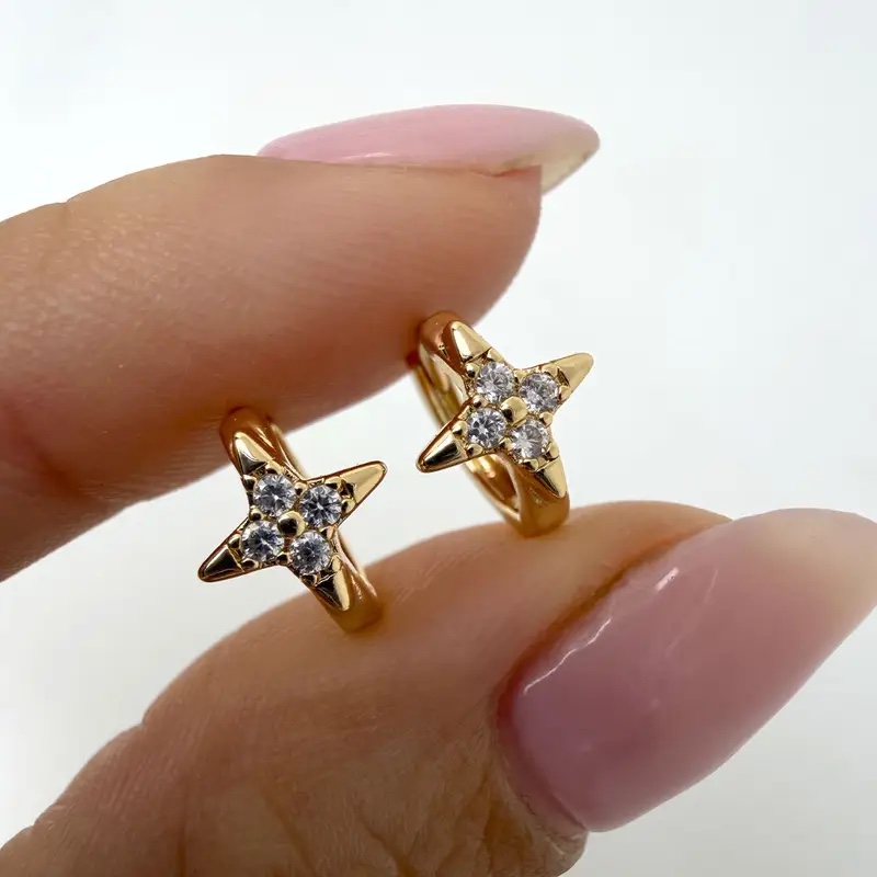 Aretes dorados tipo destello con cristales