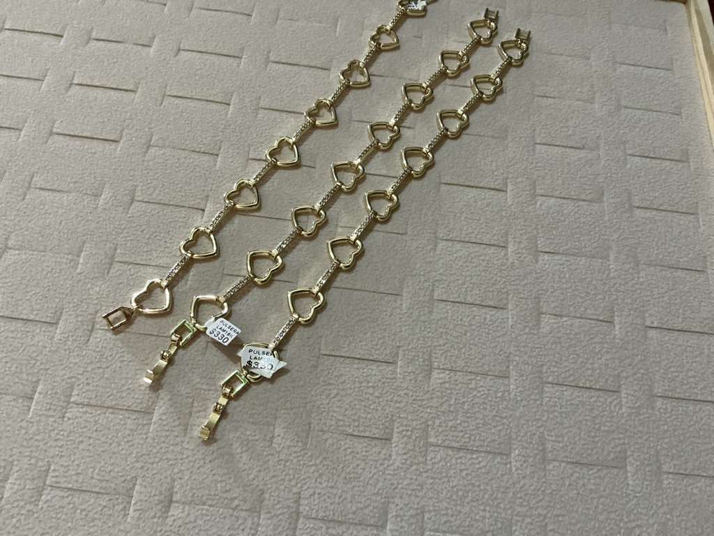 Brazalete dorado corazones