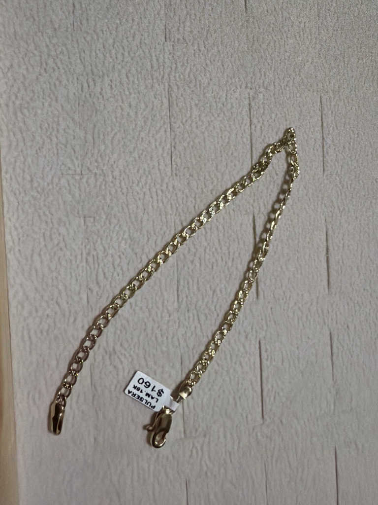 Pulsera dorada tipo cadena