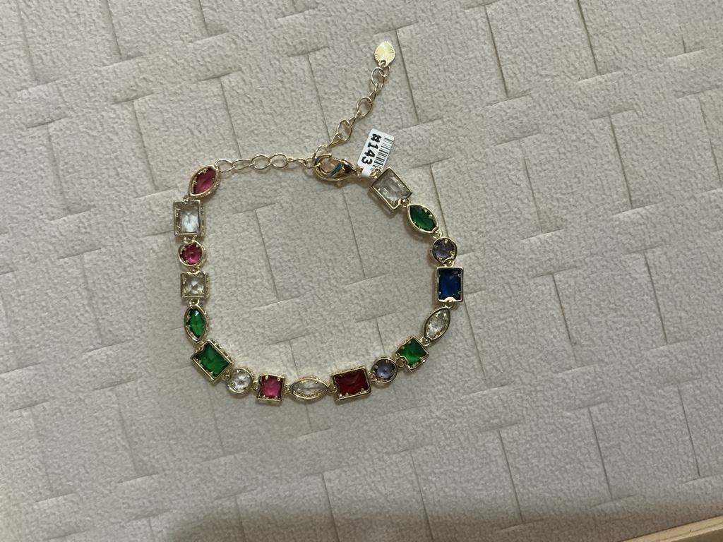 Brazalete dorado con piedras multicolor