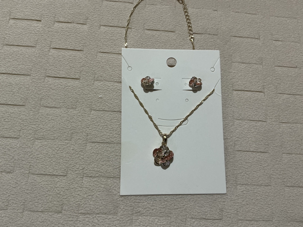 Juego floral dorado