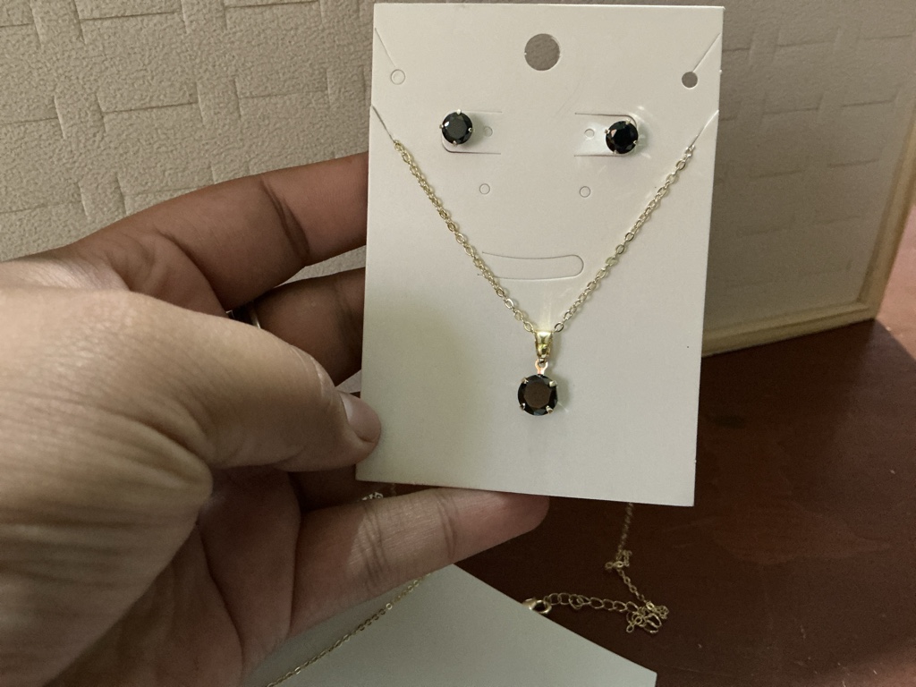 Aretes y collar negros dorados