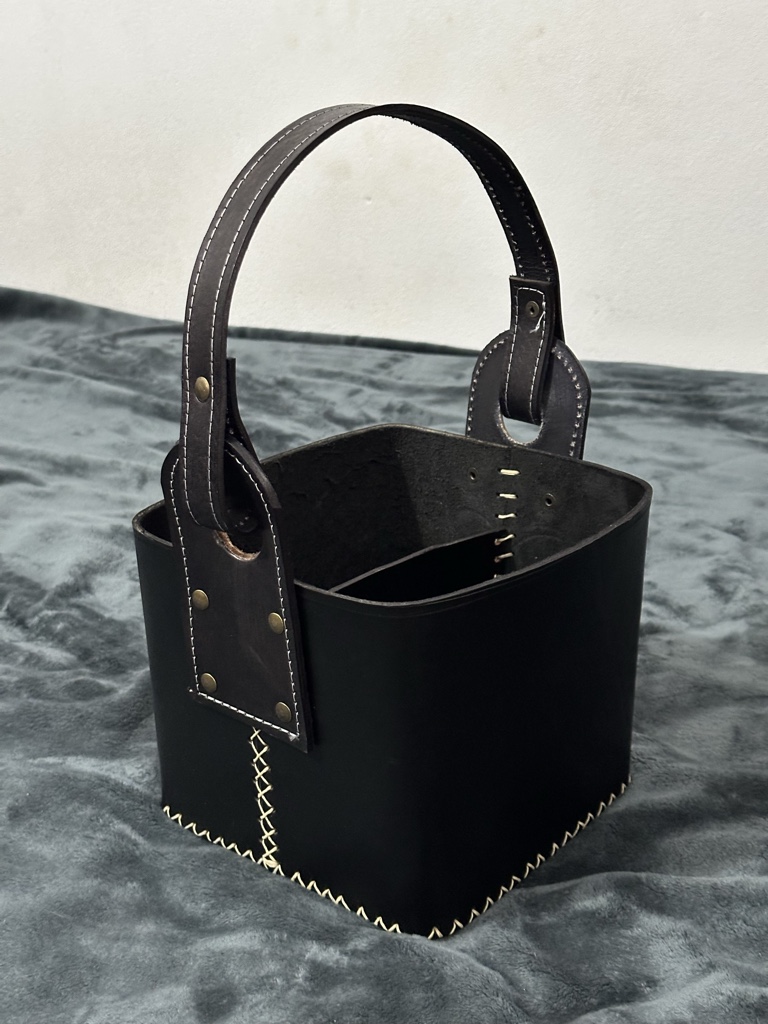 Termera negra de cuero cuadrada