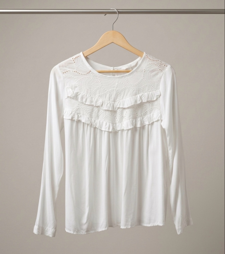 Remera con detalle broderi