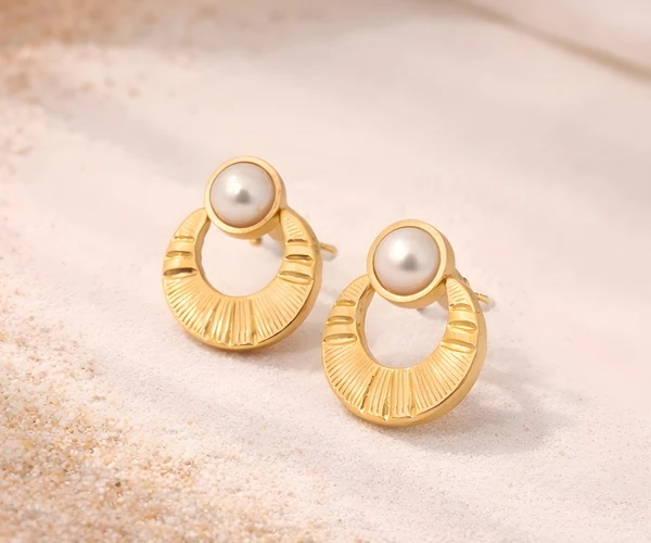 Aretes dorados con perla