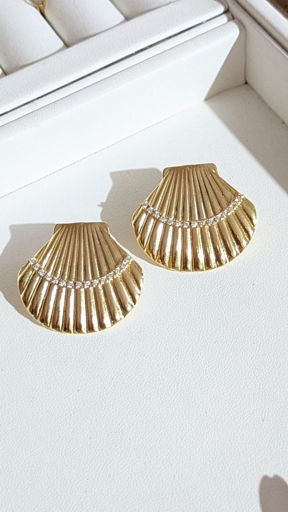 Aretes dorados concha con brillo