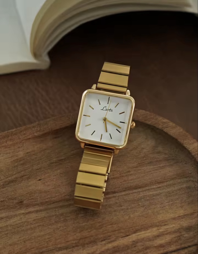 Reloj cuadrado dorado