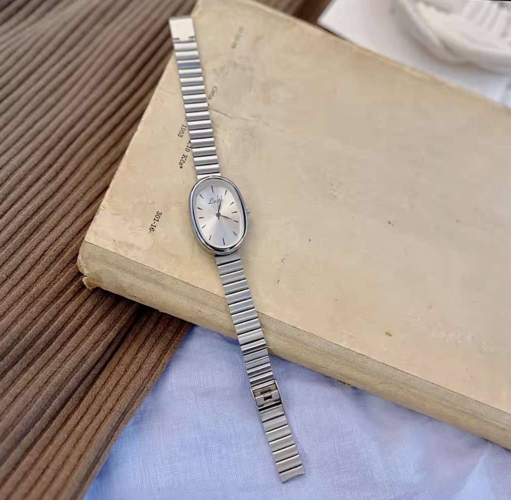 Reloj plateado ovalado
