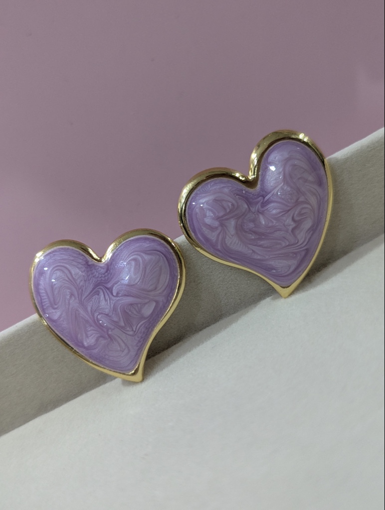 Aretes esmaltados corazón morado