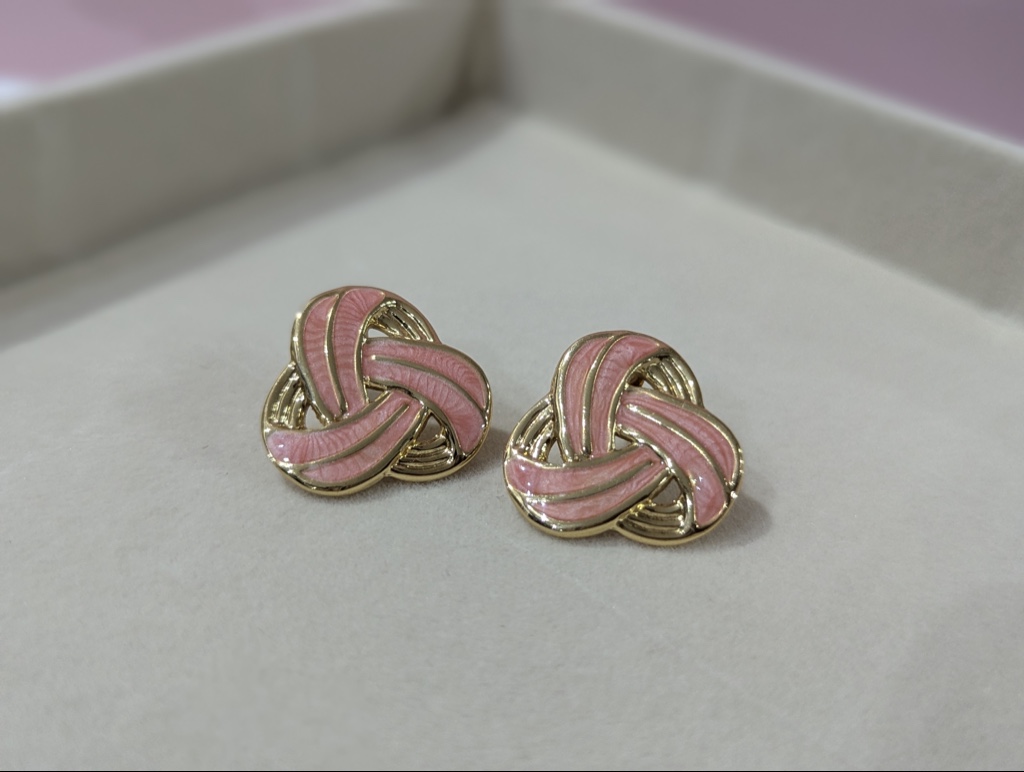 Aretes esmaltados rosados trenzados