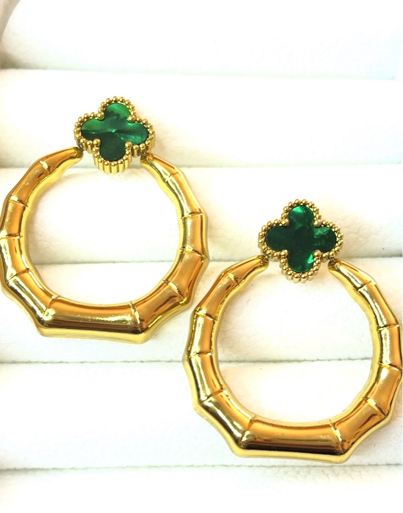 Arete dorado flor verde