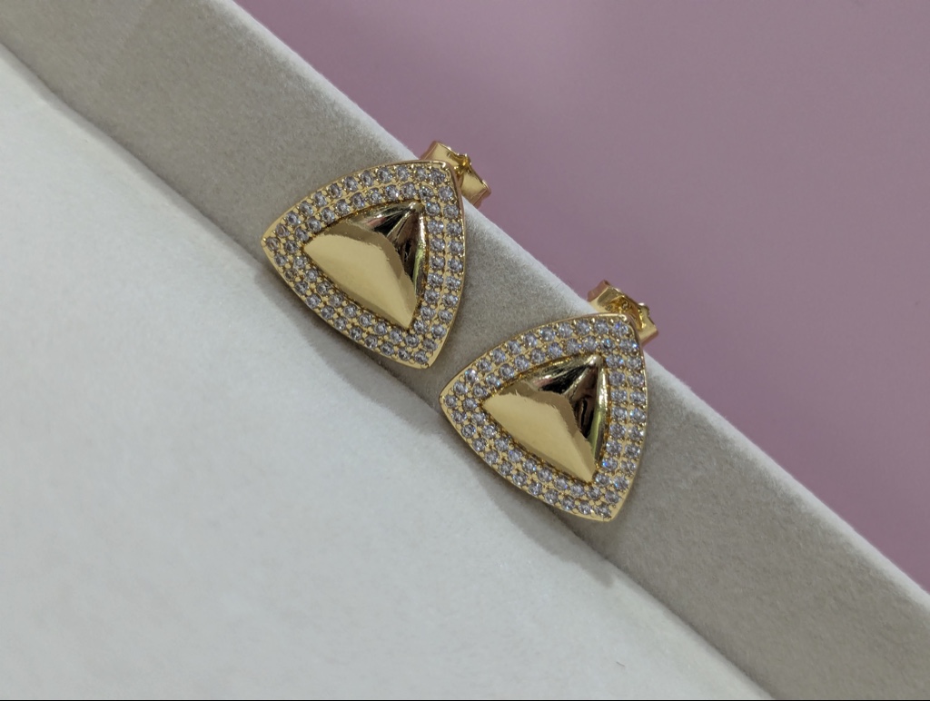 Aretes triangulares dorados