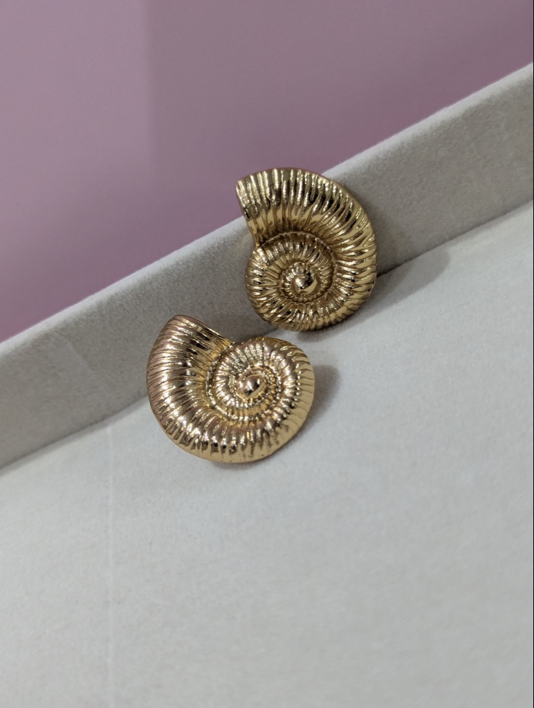 Aretes dorados caracol