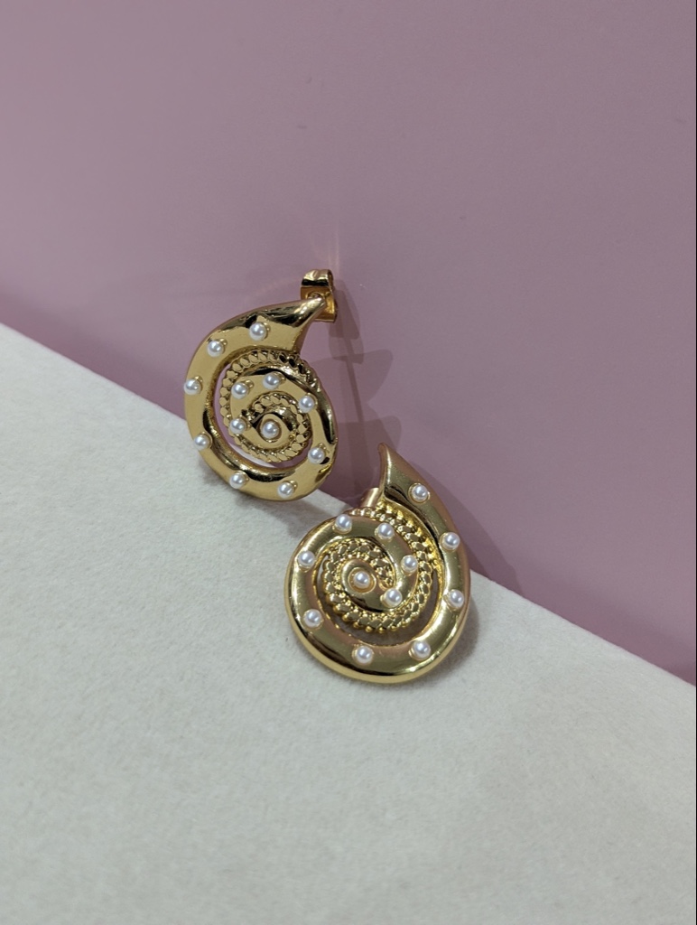 Aretes dorados caracol con perlas