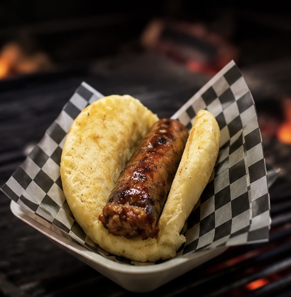 Arepa jamón,queso y chorizo