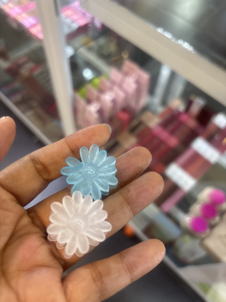 Flor azul y blanca prensador