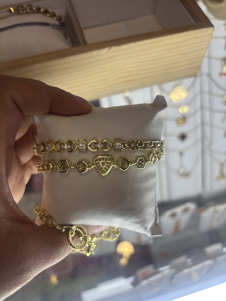 Pulsera dorada de dijes