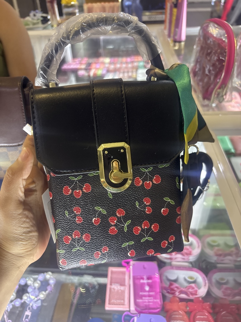 Bolso negro cereza