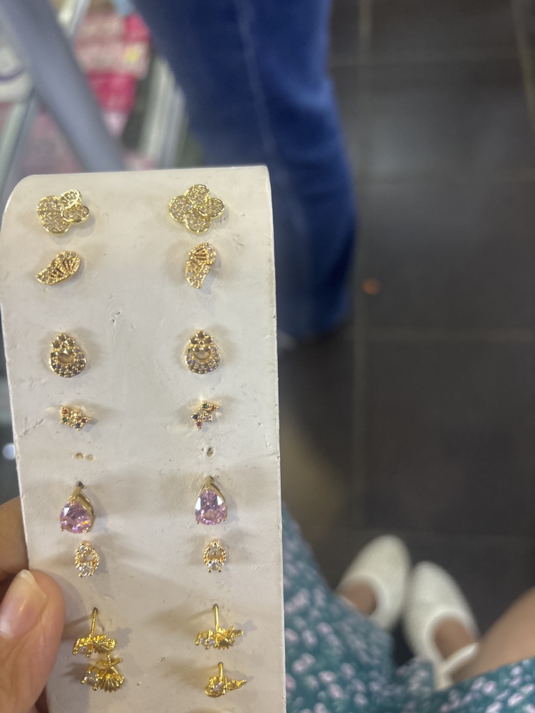 Aretes dorados variados