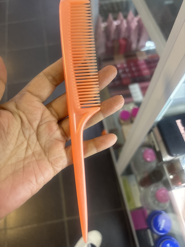 Peine naranja de cola