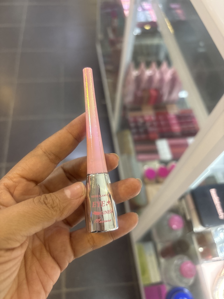 Yves Amour delineador rosa