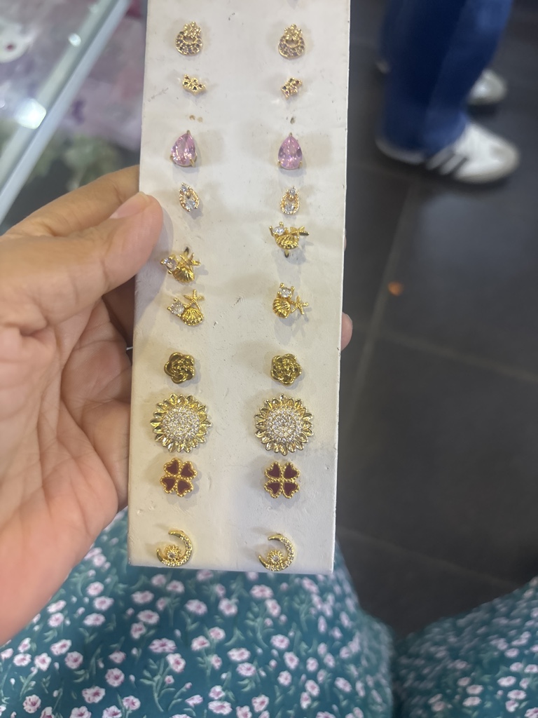 Aretes dorados surtidos