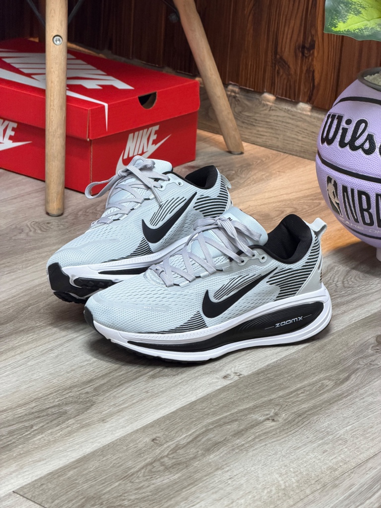 NIKE VOMERO18