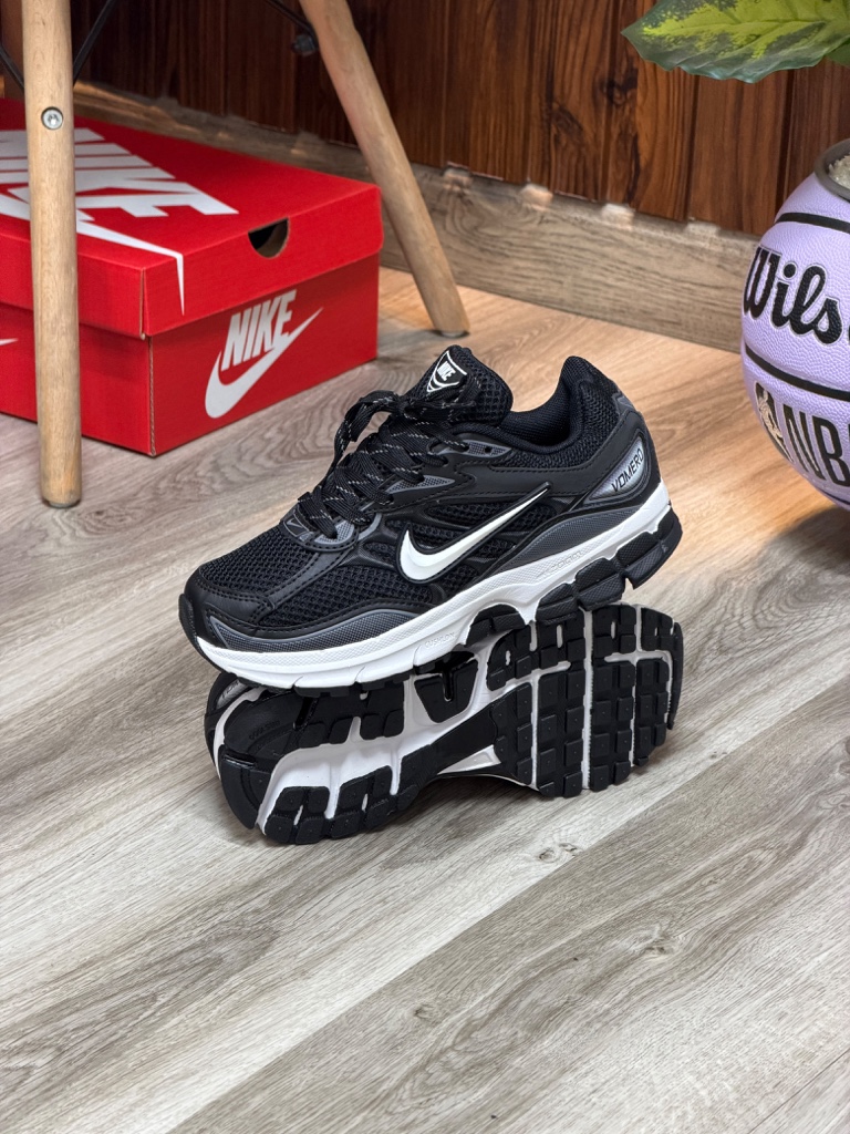 NIKE VOMERO negra