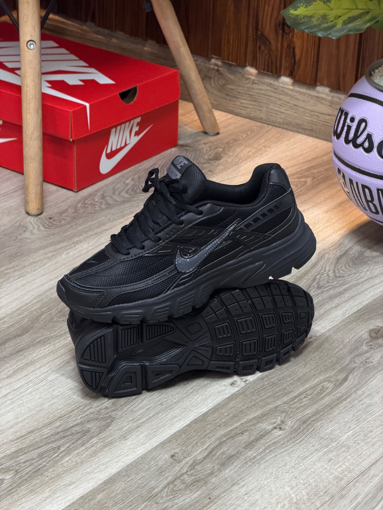 NIKE INITIATOR toda negra