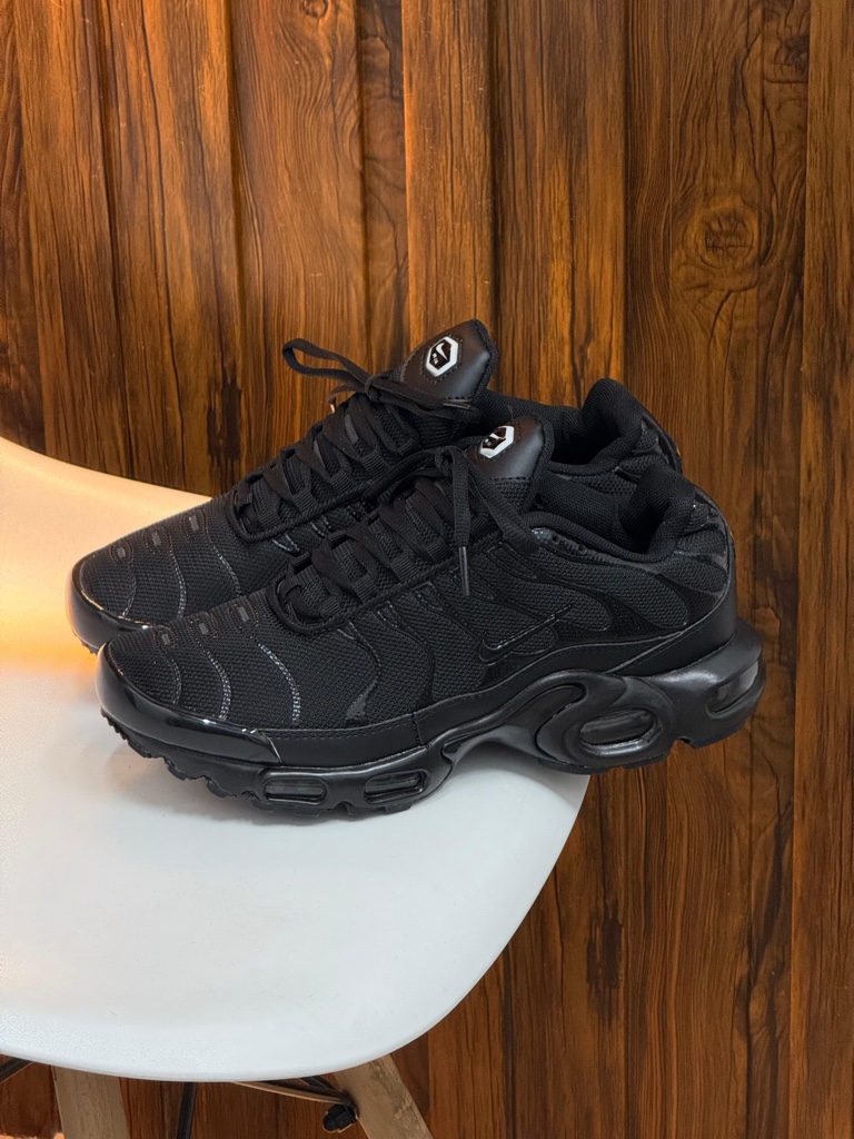 NIKE TN NEGRA