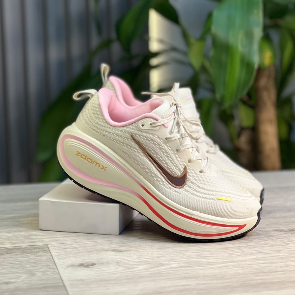NIKE VOMERO PLUS BLANCA LÍNEA ROSA