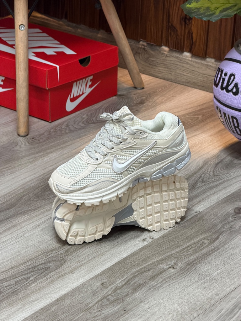 NIKE VOMERO beige