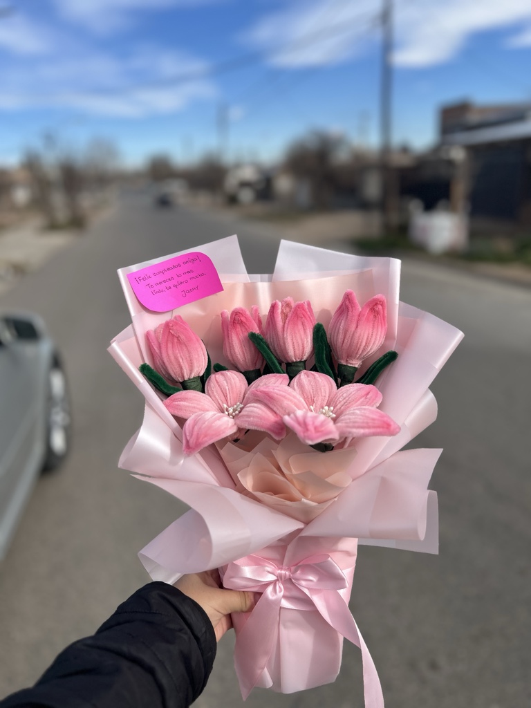 Ramo de 4 tulipanes y 2 lirios