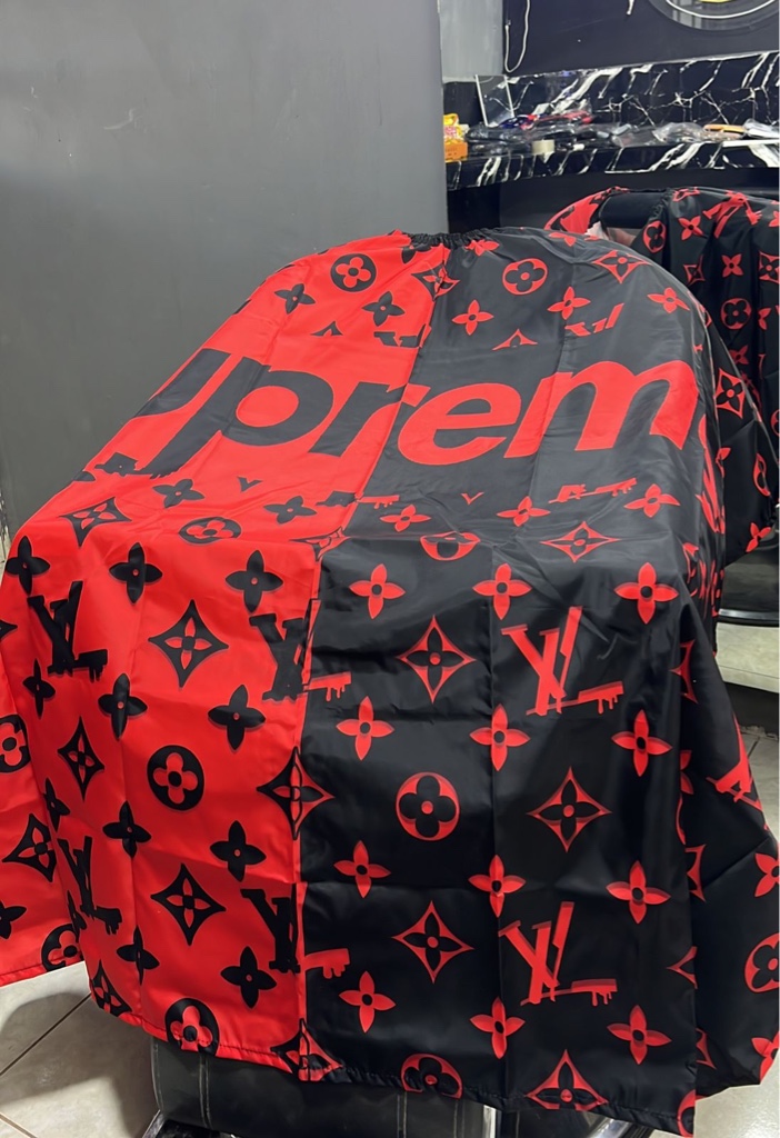 Capa supreme rojo y negra