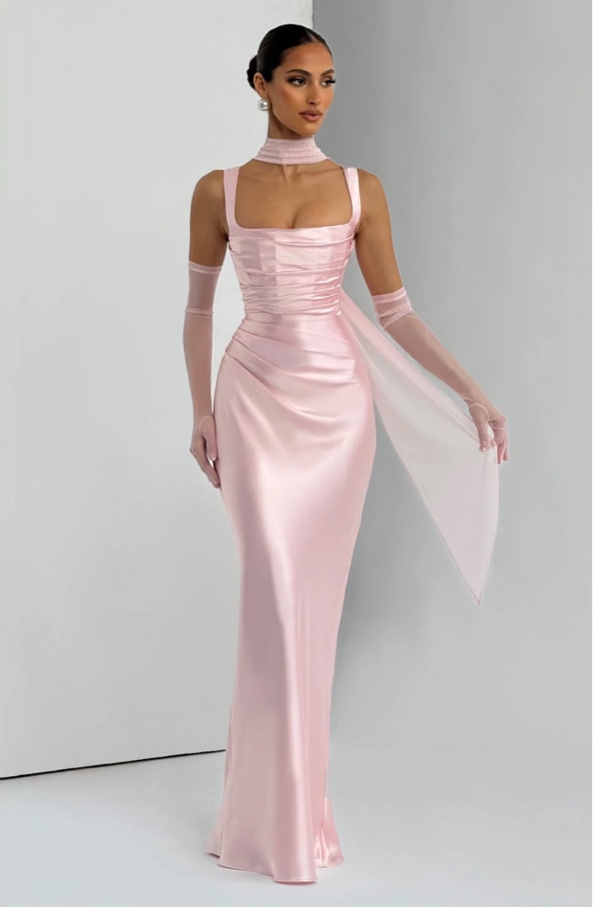 Maxi Dress en Satén Blush By Babyboo (Incluye Pañuelo, No Incluye Guantes)
