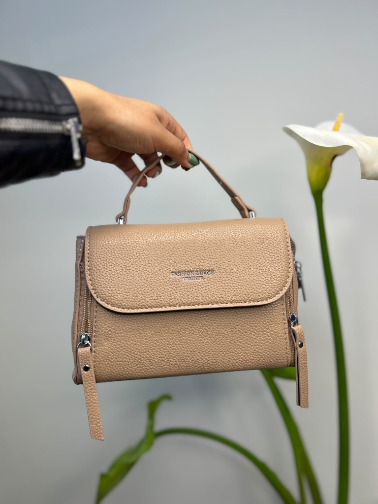 Cartera beige tipo mano