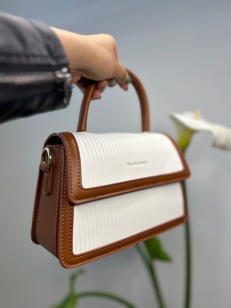 Cartera blanca y cafe