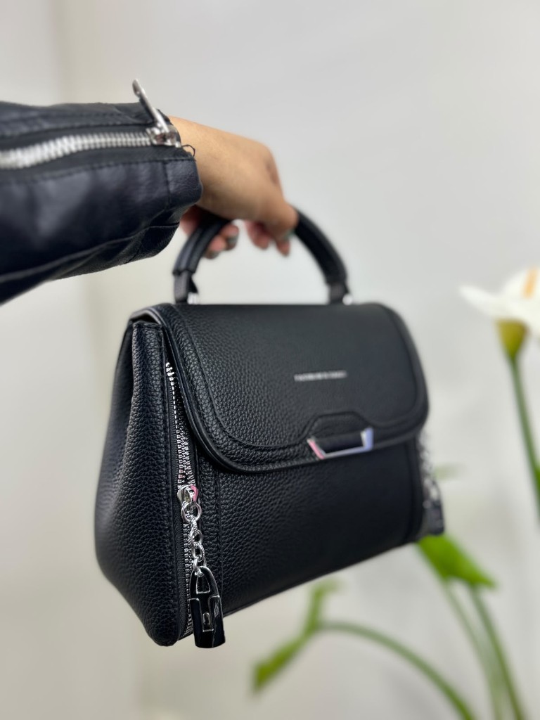 Cartera negra texturada