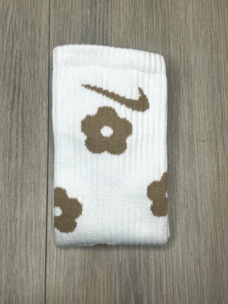 Nike medias blancas con flores bige