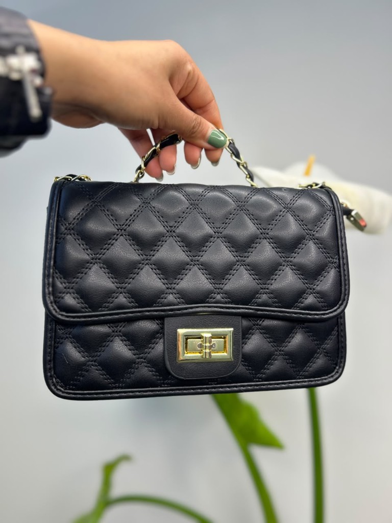 Cartera negra acolchada