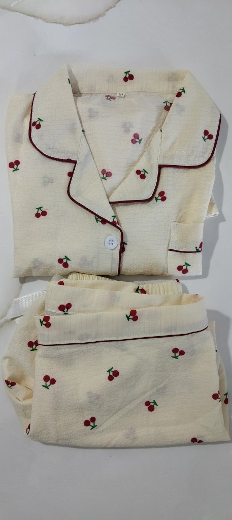 Pijama cerezas crema