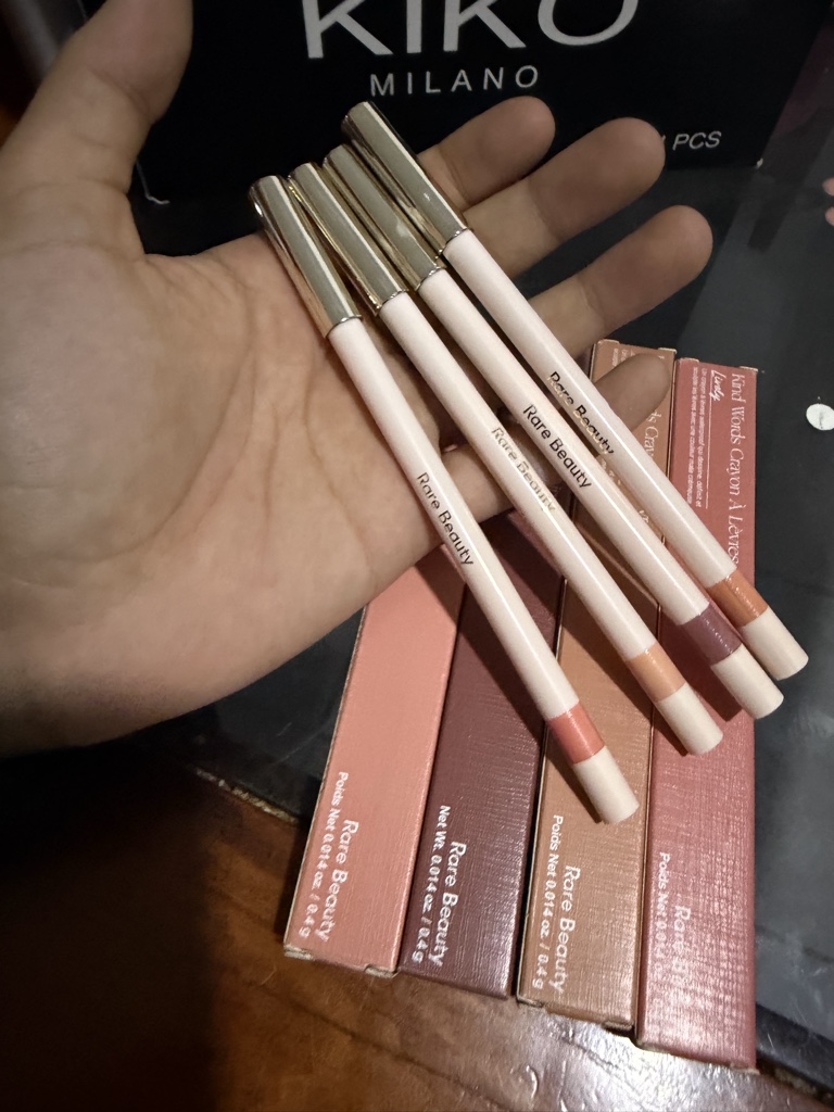 Rare Beauty delineador labial nude