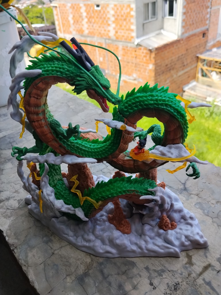 SHENLONG SOBRE NUBES CON GOKU