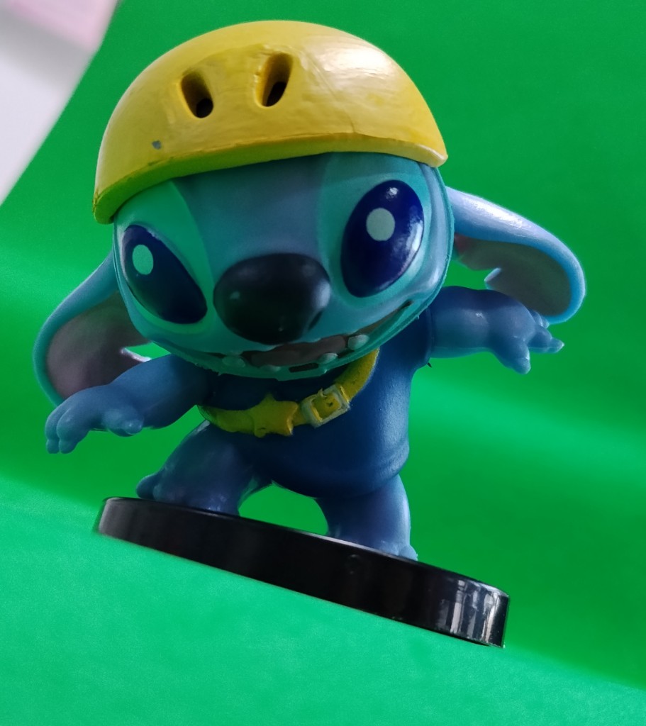 FIGURA DE STITCH DEPORTISCA CASCO AMARILLO