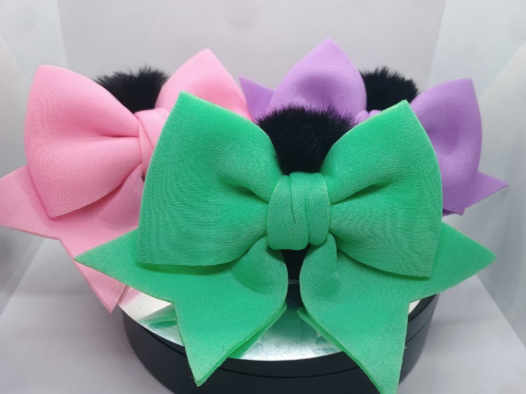 PAR DE OREJAS FELPUDAS NEGRAS CON MOÑOS COQUETTE PARA CASCO
