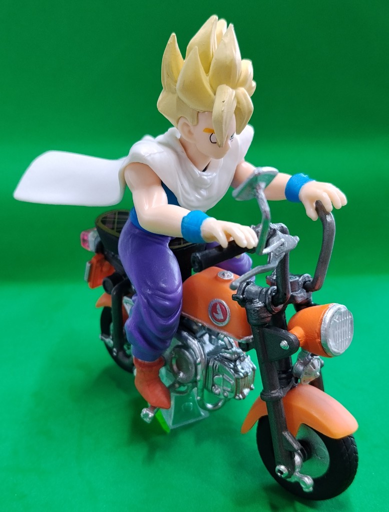 FIGURA  DE GOHAN EN MOTO