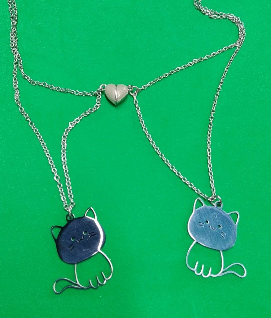CADENA PARA PAREJAS GATO PLATEADO Y NEGRO CORAZON IMANTADO Y LUMINOSO